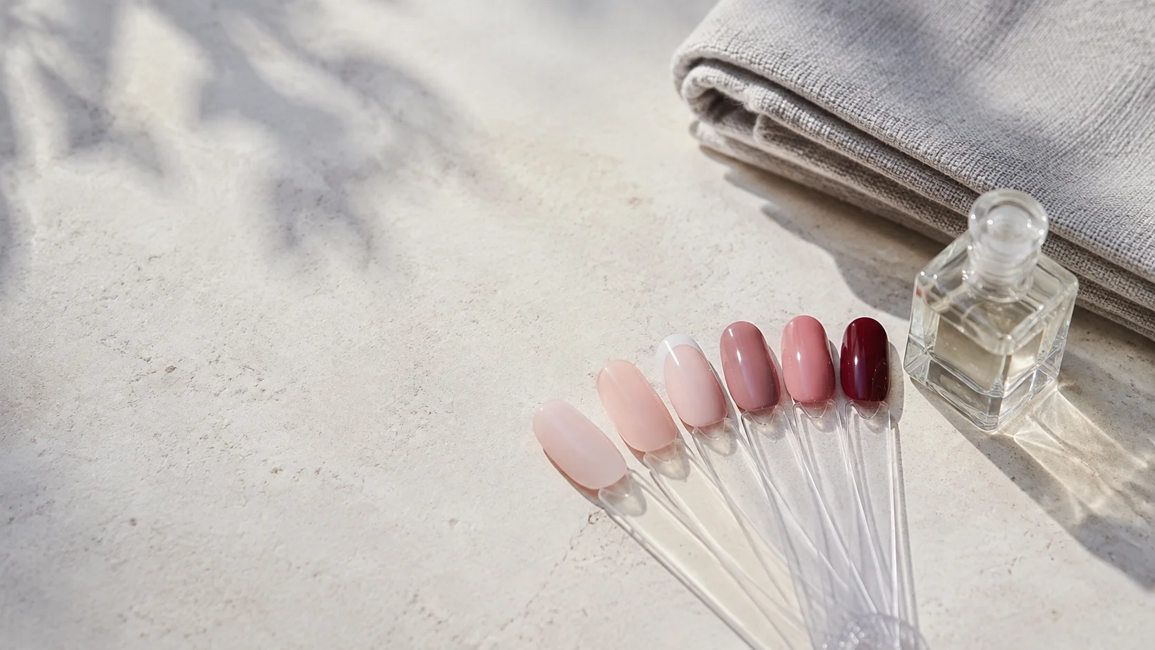 KI-Illustration einer Palette mit dezenten Nagelfarben